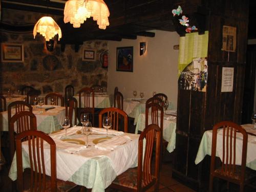 费尔莫塞列Hotel Rural La Enoteca del Marques的一间用餐室,在房间内配有桌椅