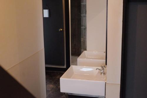 别府Beppu hostel&cafe ourschestra - Vacation STAY 45098的一间带水槽和镜子的浴室