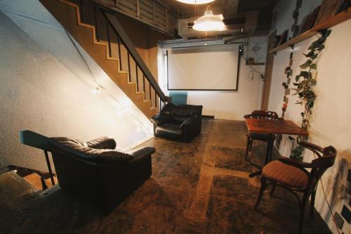 别府Beppu hostel&cafe ourschestra - Vacation STAY 45098的一间房间,房间内设有两把椅子和屏幕