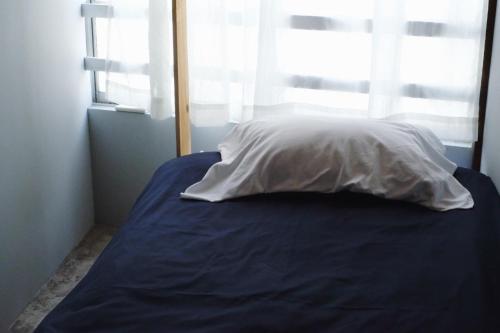 别府Beppu hostel&cafe ourschestra - Vacation STAY 45098的一张带白色枕头和窗户的床