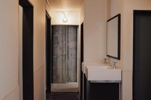 别府Beppu hostel&cafe ourschestra - Vacation STAY 45098的一间带水槽和淋浴的浴室