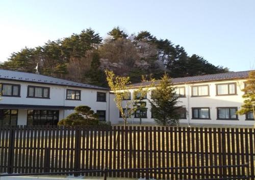 东松岛Higashimatsushima - Hotel / Vacation STAY 43089的前面有栅栏的大白色建筑