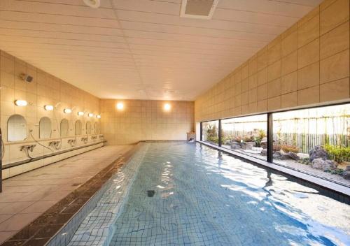 东松岛Higashimatsushima - Hotel / Vacation STAY 43089的一座带游泳池的大楼内的大型游泳池