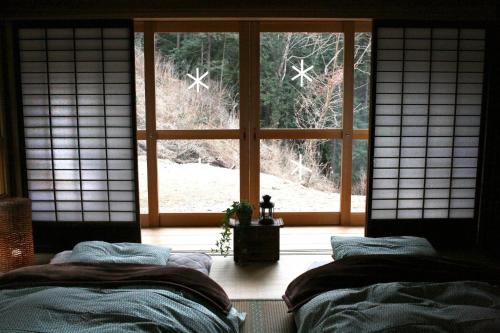 上野原市Uenohara - House / Vacation STAY 47885的窗户前设有两张床的房间