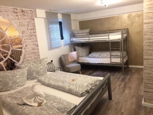 鲁斯特Gästehaus Sylvie的客房设有两张双层床和一张沙发。