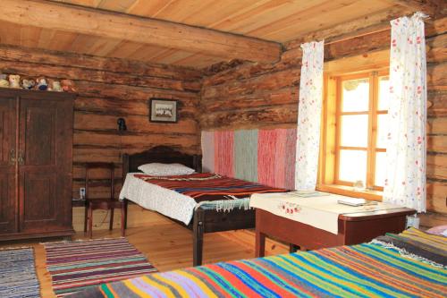 Kassari曼尼夏季度假屋的小木屋内一间卧室,配有两张床