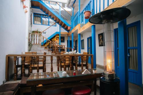 库斯科麦特酒店的一间带桌椅的餐厅,以及楼梯