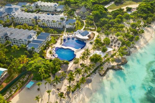 巴亚希贝Hilton La Romana All- Inclusive Adult Resort & Spa Punta Cana的享有度假村的空中景致