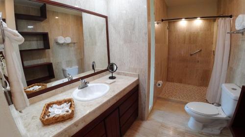 CuatunalcoPacific King Hotel的一间带水槽、卫生间和淋浴的浴室