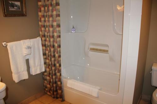戈尔登基金霍斯漂泊港湾酒店的带淋浴和白色毛巾的浴室