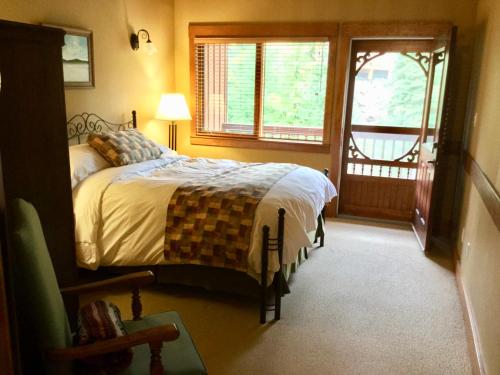 戈尔登基金霍斯漂泊港湾酒店的一间卧室设有床、窗户和门