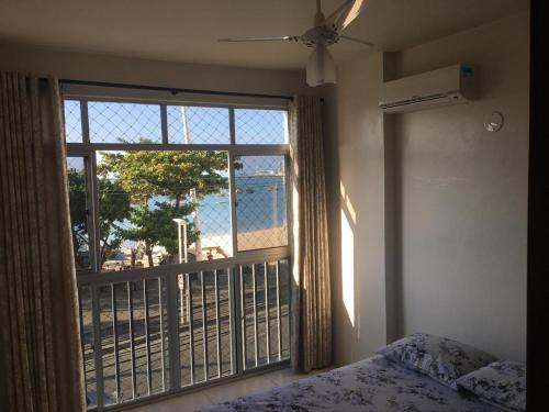 福塔莱萨Apartamento Fortaleza - Beira Mar - Mucuripe的一间卧室设有可欣赏海滩美景的窗户