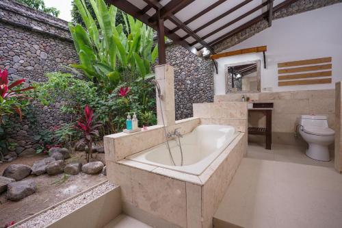 森纳儒日恩吉艾尼小屋的带浴缸和卫生间的浴室。