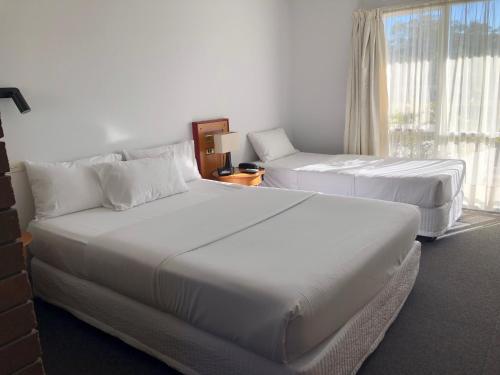 科夫斯港斗牛士汽车酒店的酒店客房设有两张床和窗户。