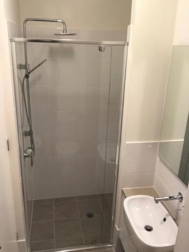 科莱特Broughton Views的带淋浴的浴室(带卫生间和水槽)