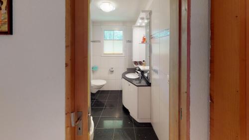 布拉腾Mara MA3的浴室配有白色卫生间和盥洗盆。
