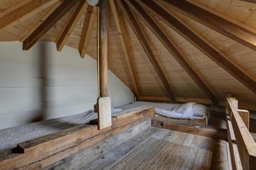 Tripscompagnie赫托伦耶特里普度假屋的屋顶设有两张床的房间
