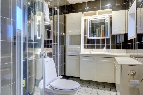 腓特烈港BB-弗瑞德日斯哈恩特日斯豪特勒酒店的浴室配有卫生间、盥洗盆和淋浴。