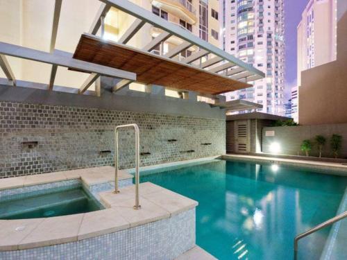 布里斯班Amazing River View - 3 Bedroom Apartment - Brisbane CBD - Netflix - Fast Wifi - Carpark的建筑物一侧的游泳池