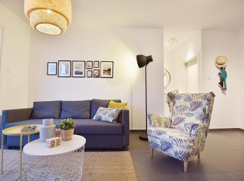 普罗塔拉斯Limegrove Holiday Apartment的客厅配有蓝色的沙发和椅子