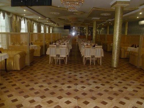 Pyt - YakhRelax Hotel的用餐室配有白色的桌子和白色的椅子