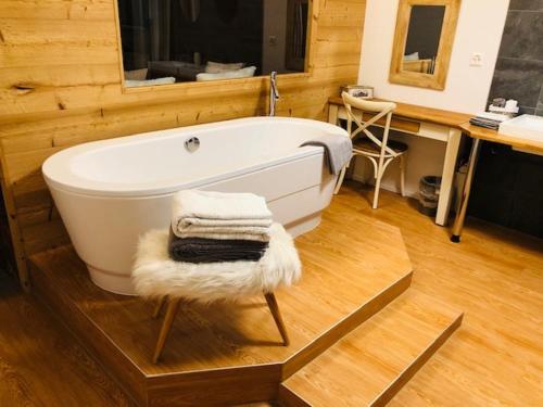 韦松纳Appartement supérieur Winoka Lodge的浴缸位于带水槽的浴室内