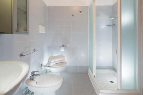 利尼亚诺萨比亚多罗伊丝贝丽雅公寓酒店的一间带水槽、卫生间和淋浴的浴室