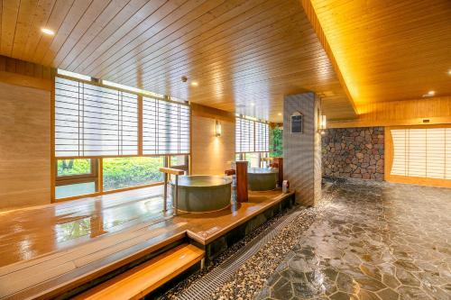 西安 陕西星河湾酒店的带窗户的客房内设有带两个浴缸的浴室