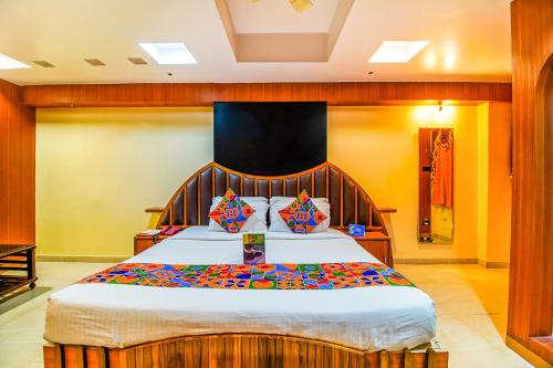 兰奇FabHotel Palash Residency Ranchi Railway Station的一间卧室,卧室内配有一张大床