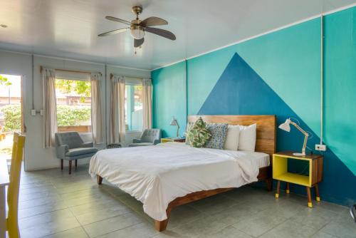 雅科Selina Jaco的一间卧室设有一张蓝色墙壁的大床