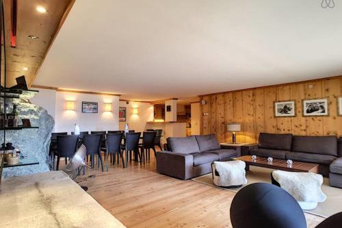 韦尔比耶Rosablanche 110的客厅配有沙发和桌子