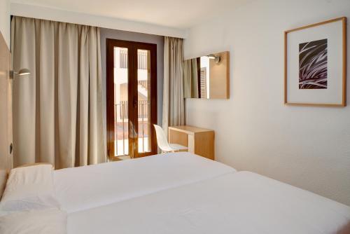 卡拉博纳Protur Floriana Resort 3* SUP的酒店客房设有白色的床和窗户。