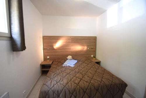 弗雷瑞斯拉帕尔默拉住宿酒店的一间小卧室,配有床和2个床头柜