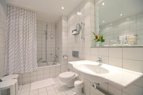 科隆维克托亚酒店的白色的浴室设有水槽和卫生间。
