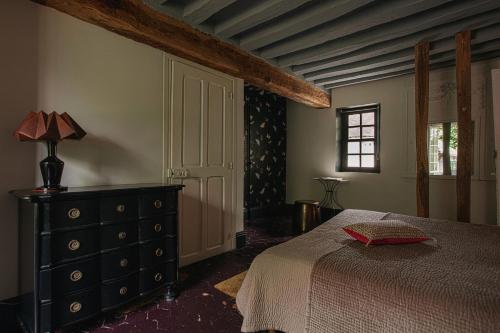 吉维尼乐达米蒂基韦尔尼住宿加早餐旅馆的一间卧室配有一张床、一个梳妆台和一扇窗户。