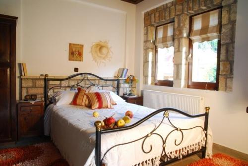 PezoúlaGuesthouse Petrino的一间卧室配有一张带水果的床
