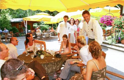 贝格诺伊施塔特林格瑟穆尔餐厅酒店的一群人坐在桌子旁