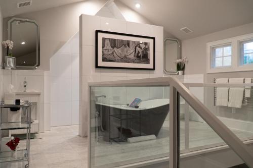 亚特兰大Stonehurst Place Bed & Breakfast的带浴缸和楼梯的浴室
