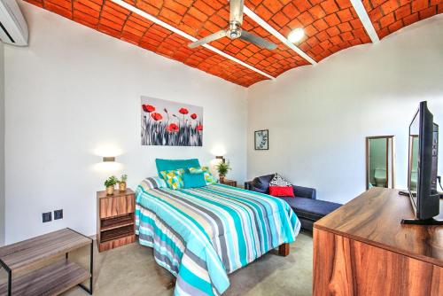 萨尤利塔CASA KANELO的一间卧室配有一张床和一张沙发