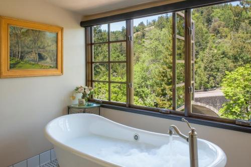 加伯维尔本博历史旅馆的带浴缸的浴室和大窗户