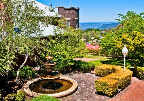 肯图巴Mountain Heritage Hotel的花园中央的喷泉
