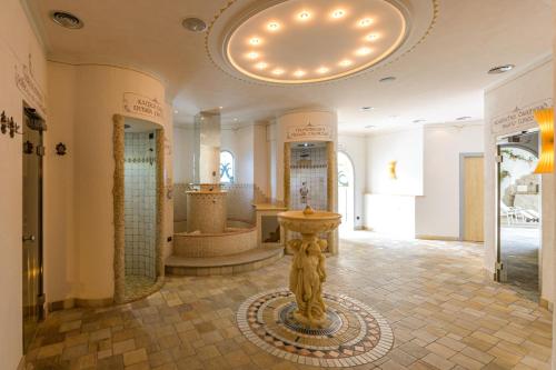 瓦尔道拉克里斯托夫酒店的一间位于客房中间的带雕像的浴室