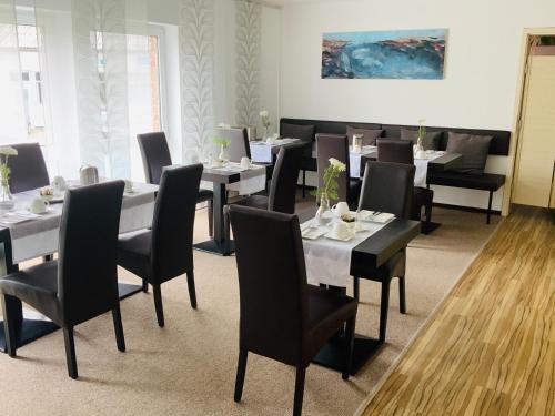 卡门苏德菲尔德设计酒店的一间带桌椅的用餐室和一幅画