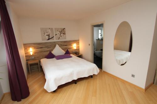 卡门苏德菲尔德设计酒店的卧室配有白色的床和镜子