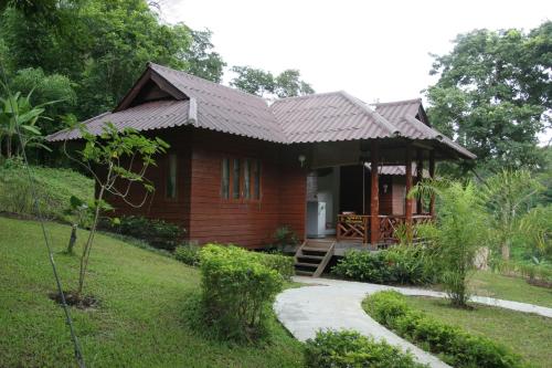 南邦The Thai Elephant Conservation Center Lampang的木屋,有通往木屋的路径