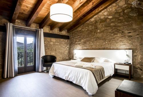 摩拉鲁比罗玛西亚拉托雷餐厅酒店的卧室配有一张白色大床和一把椅子