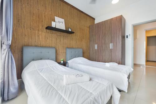 新山Seasons Luxury Apartment By Jk Home的配有白色床单的酒店客房内的两张床