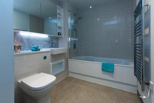 伦敦伦敦中央豪华公寓的浴室配有卫生间、浴缸和水槽。