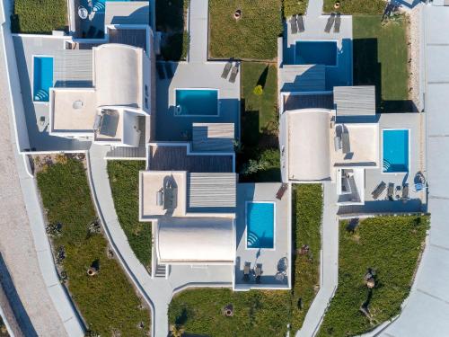 费拉Desiterra Resort的享有蓝色屋顶房屋的顶部景色