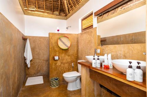 马特姆维Zanzibar Sunrise at Bandas的一间带水槽和卫生间的浴室